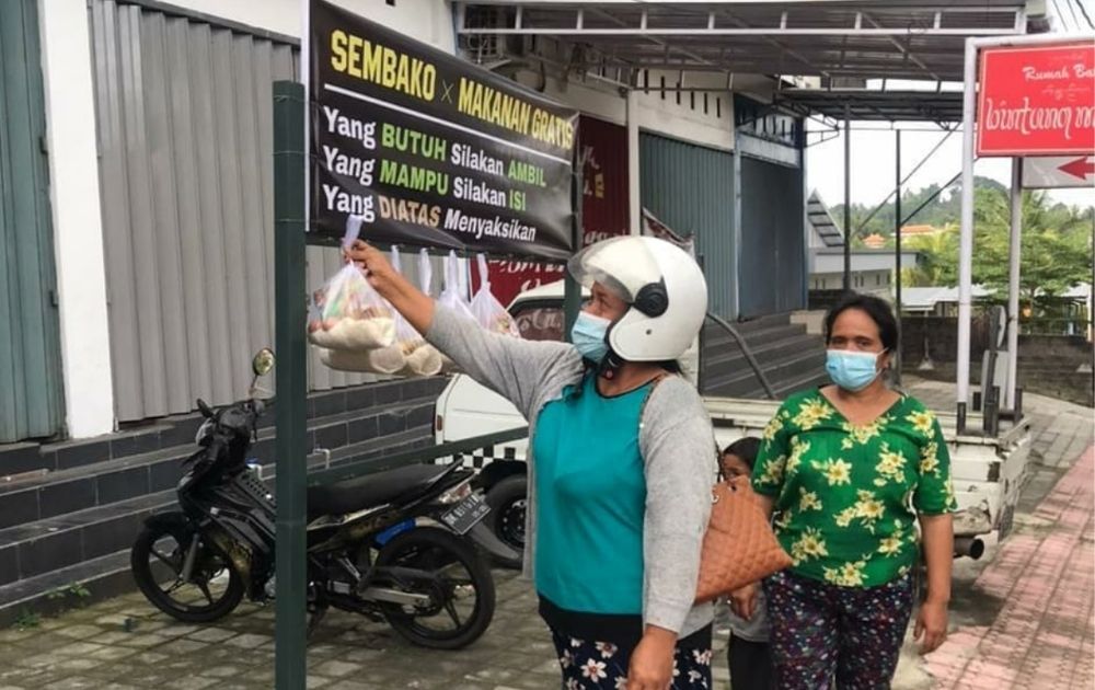 Free groceries and meals up for grabs in Gianyar regency. Photo: Instagram/Komang Arip Ariadi