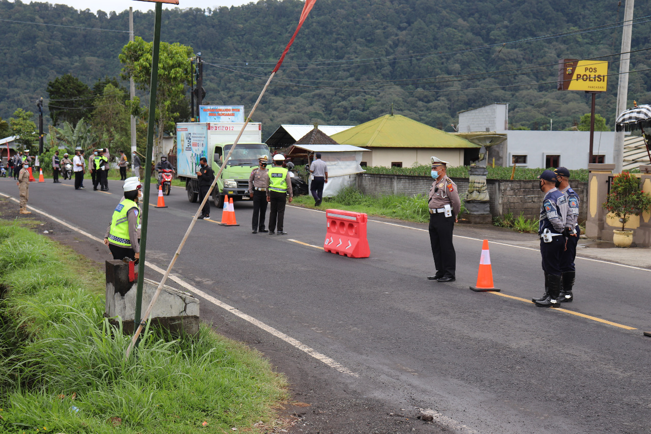 Police in Bali’s Buleleng regency stationed at a checkpoint during Emergency PPKM. Photo: Buleleng Police