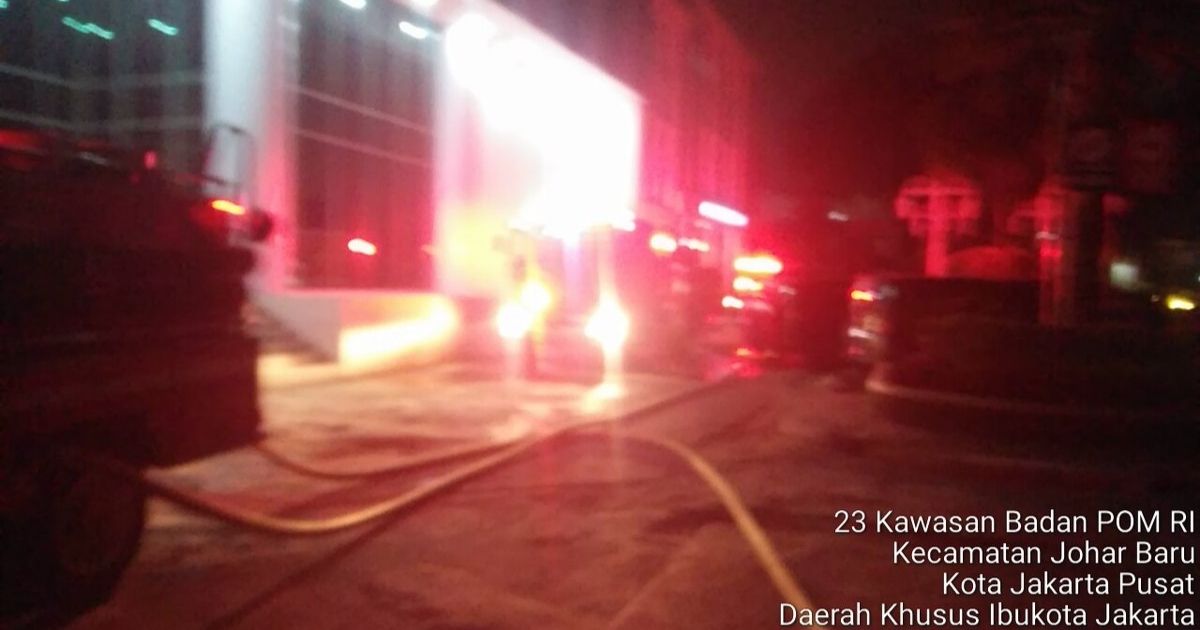 A fire broke out at the headquarters of Indonesia’s Food and Drugs Monitoring Agency (BPOM) in Central Jakarta’s Johar Baru district last night, with authorities now carrying out an investigation into the incident. Photo: Twitter/@humasjakfire