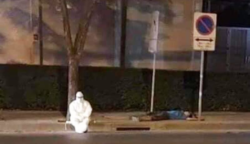 This image of someone in PPE gear sitting near a lying body has been held up as further evidence of Thailand’s collapsing health system. Government supporters believe it is fake or taken out of context.
