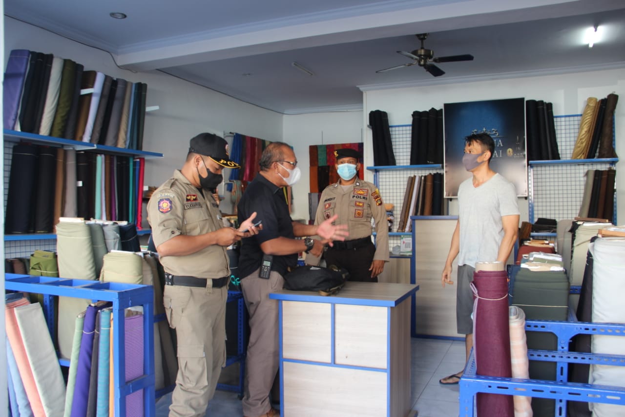 Across Bali, authorities went around town on July 11, 2021, to raise awareness about the updated work from home policy. Photo: Buleleng Police