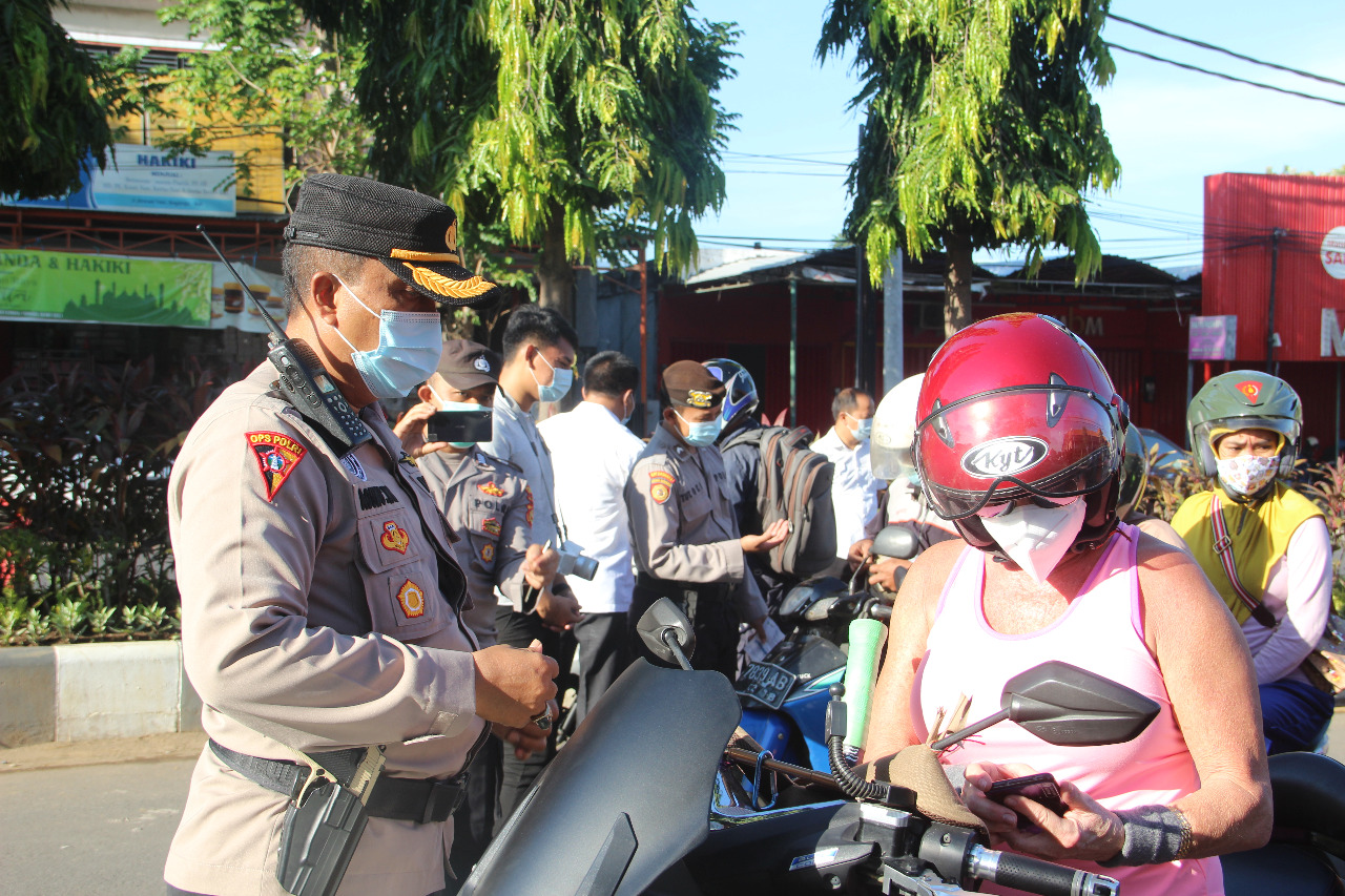Police in Buleleng regency at a checkpoint over the weekend. Photo: Buleleng Police