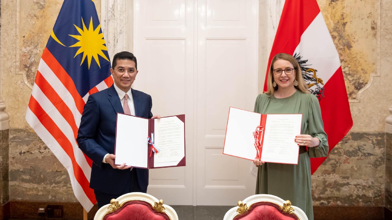 Malaysia’s International Trade and Industry Minister Azmin Ali with Austria’s Digital and Economic Affairs minister Margarete Schramböck. Photo: Margarete Schramböck/Facebook 
