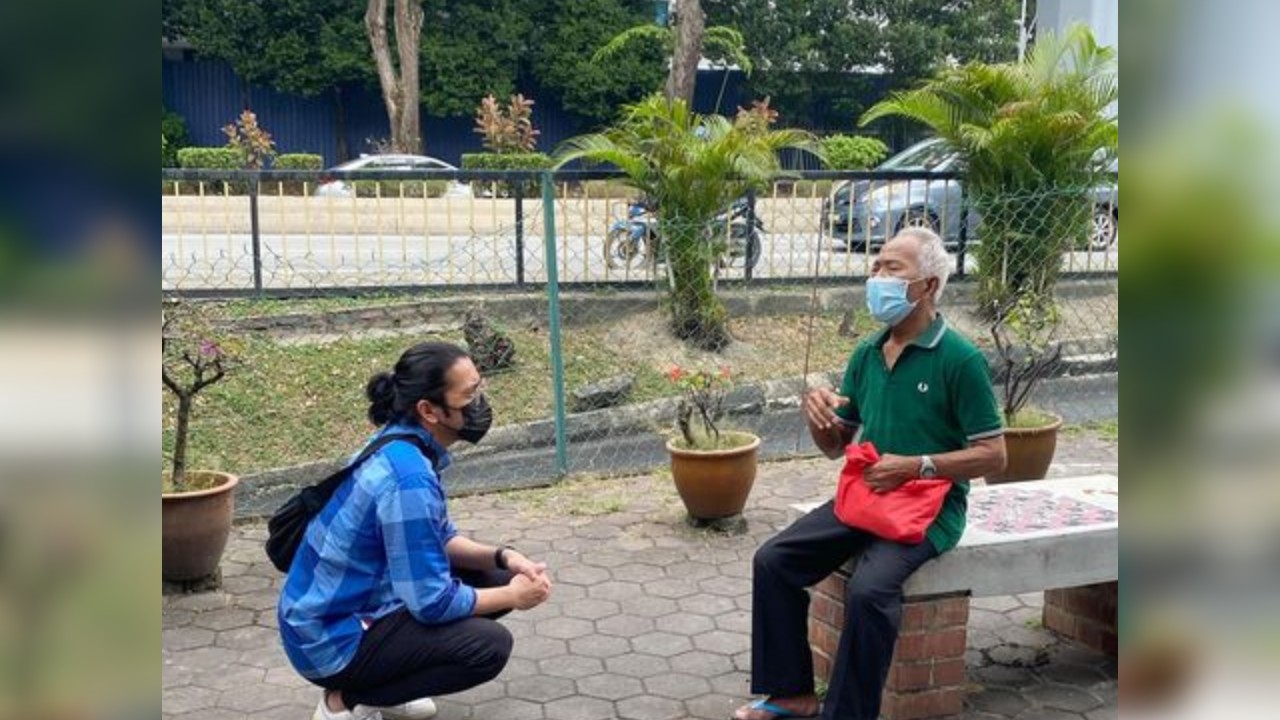 Carl Samsudin meeting homeless man after viral incident. Photo: Carl Samsudin/Instagram