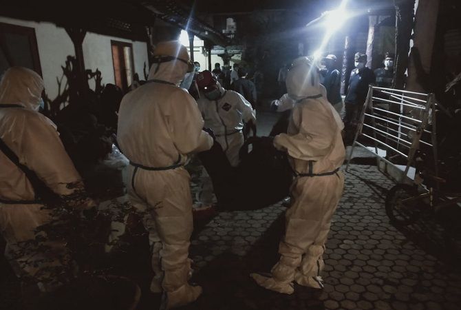 Photo of authorities removing the body of the deceased on Tuesday evening. Photo: Istimewa