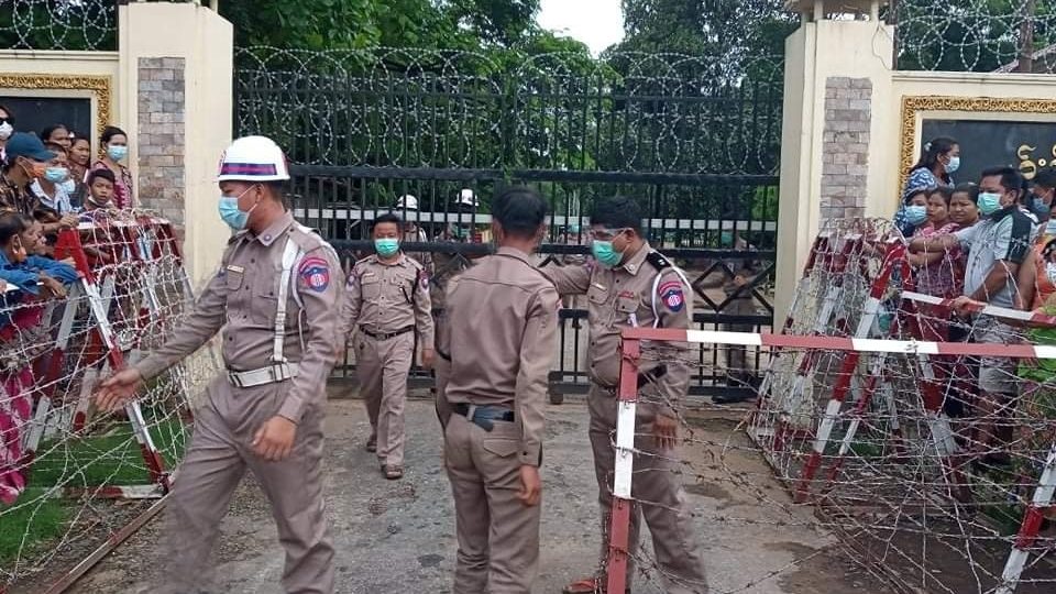Security personnel outside Yangon’s Insein Central Prison in a recent file photo. Loud protests broke out inside Friday morning. Photo: Red News / Facebook

