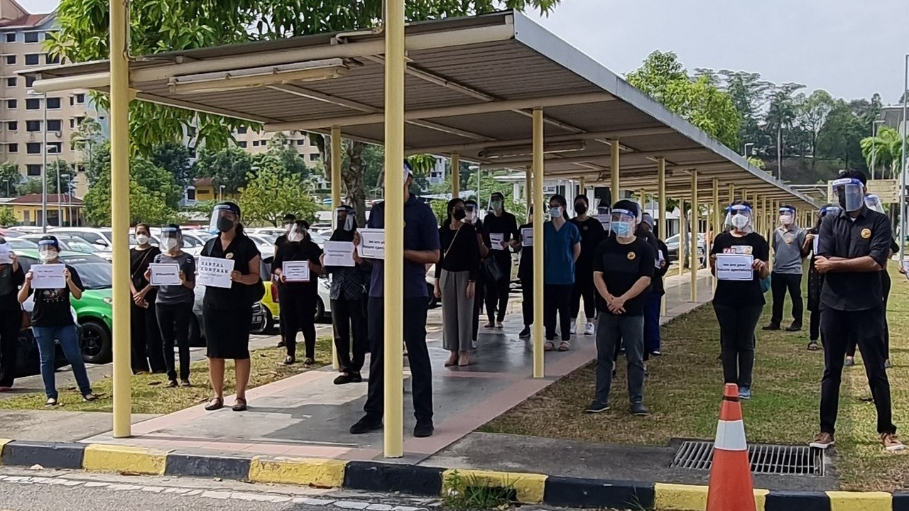 Doctors supporting the #HartalDoktorKontrak movement went on strike at Sungai Buloh Hospital on July 26, 2021. Photo: amirfariz MD/Twitter