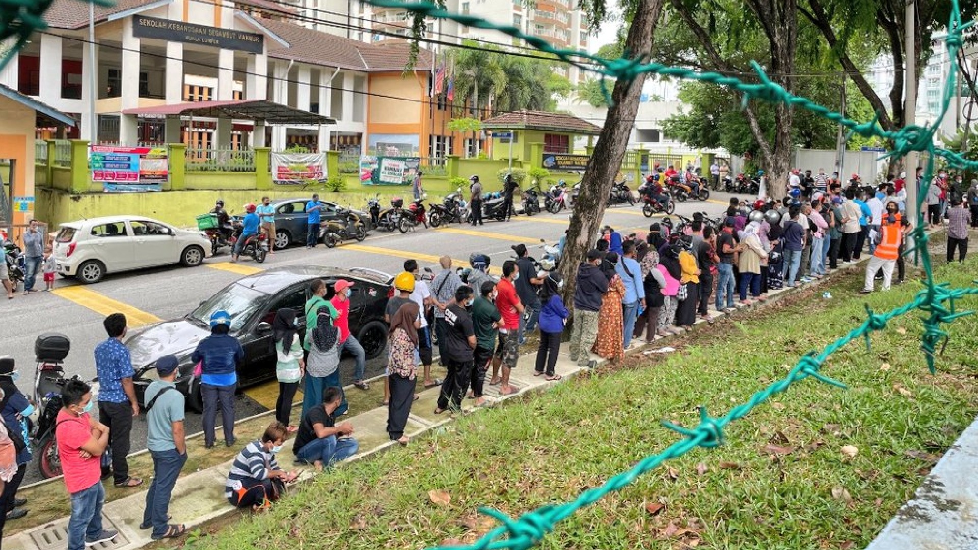 Long queue outside a food bank in Segambut. Photo: Hannah Yeoh/Twitter