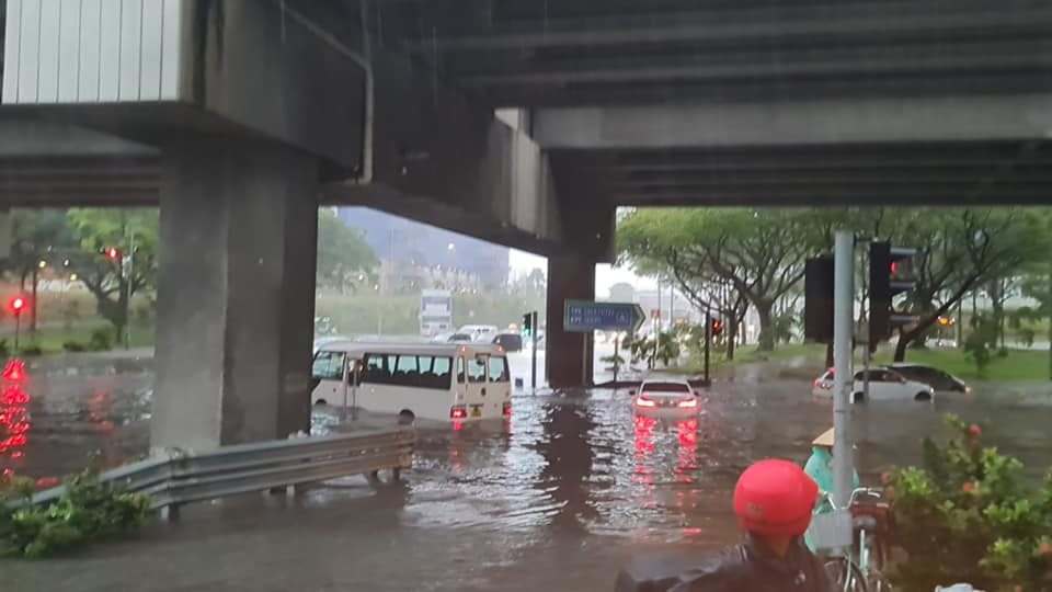 The flash flood on Aug. 20 along Tampines Avenue 10 and Pasir Ris Drive 12. Photo: Teo Chee Hean/Facebook