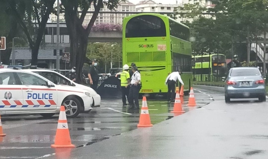 Police this morning at the scene of crime on Ang Mo Kio Avenue 3. Photo: Singapore Bus Drivers Community/Facebook
