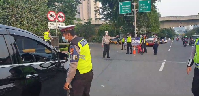 Traffic police officers stationed at an odd-even checkpoint in Jakarta. Photo: Twitter/@TMCPoldaMetro