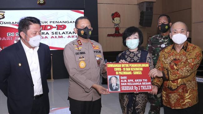 Heriyanti (third from left), the daughter of the late businessman Akidi Tio, symbolically pledging to donate IDR2 trliion to her province for COVID-19 relief. Photo: South Sumatra Police