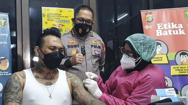 Balinese punk rocker Jerinx getting his COVID-19 jab at the Jakarta Metro Police HQ on Aug. 15, 2021. Photo: Istimewa