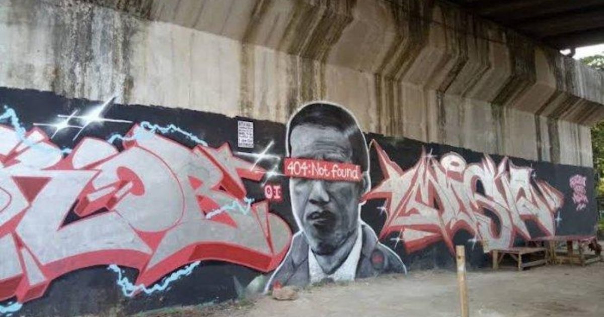 The graffiti, found on a wall under the airport train railway bridge in Batuceper district, depicted Jokowi’s face but with a red bar covering his eyes and the text “404: Not Found” written on it. Photos of the artwork circulated widely over the weekend, inspiring netizens to trend #Jokowi404NotFound on Twitter. Photo: Istimewa