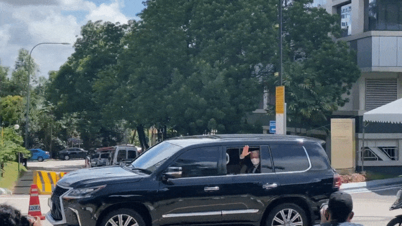 Ismail Sabri Yaakob waving to the cameras on his way out of the Royal Palace on Aug. 19, 2021. Photo: 1sabelle Leong/Twitter