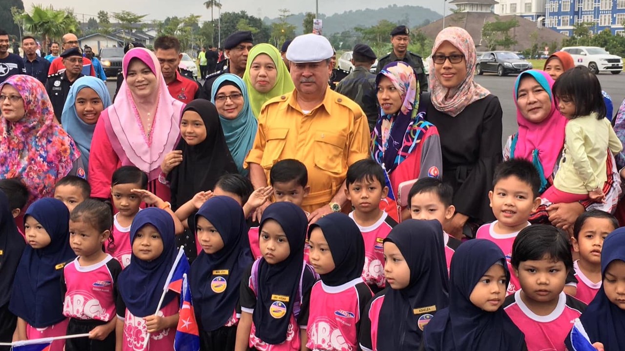 Johor’s Sultan Ibrahim Sultan Iskandar poses for the camera with children in a photo published online on Aug. 23, 2021. Photo: Sultan Ibrahim Sultan Iskandar/Facebook