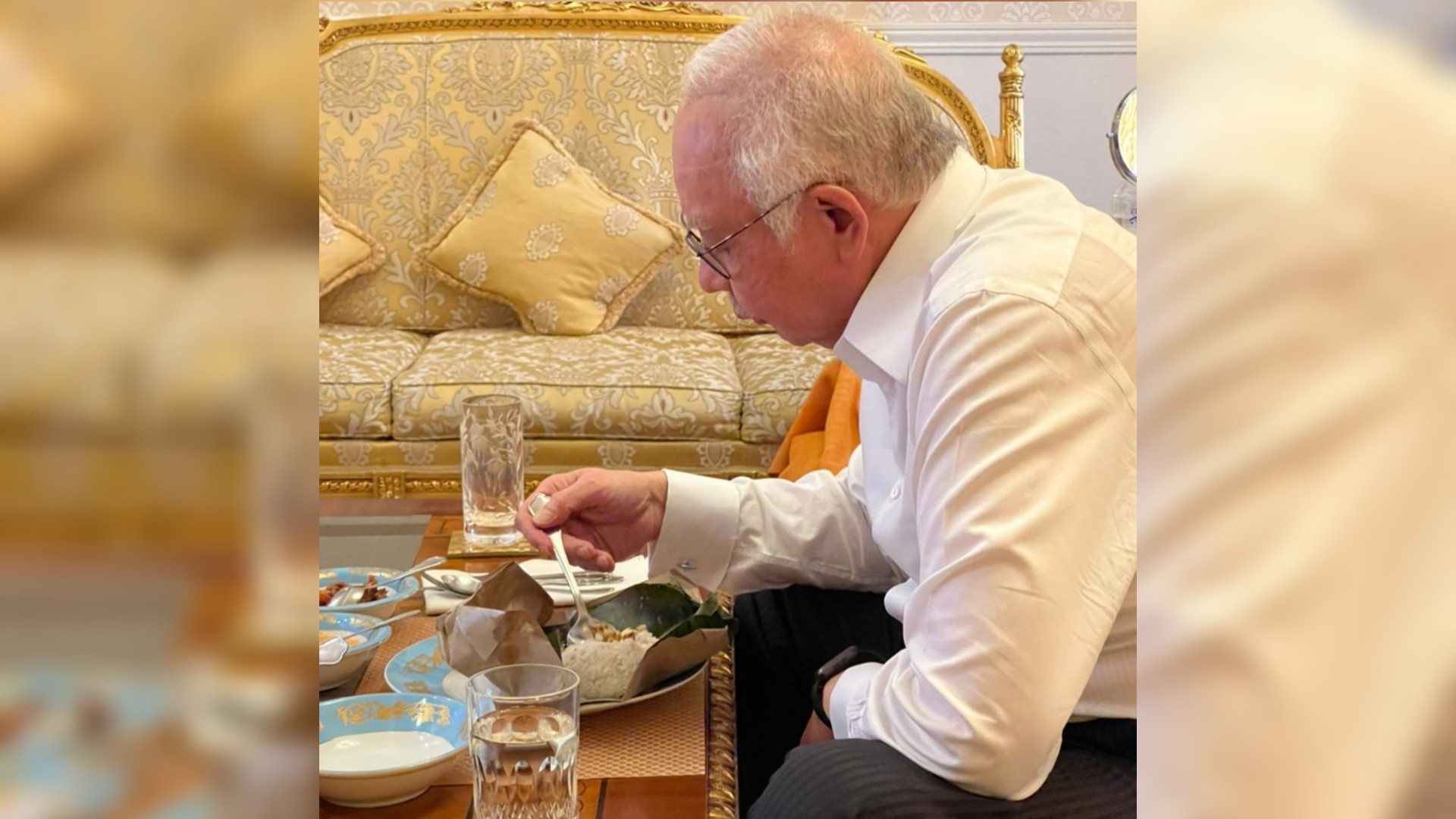 Najib Razak eating lunch before going to court on Aug. 19, 2021. Photo: Najib Razak/Facebook