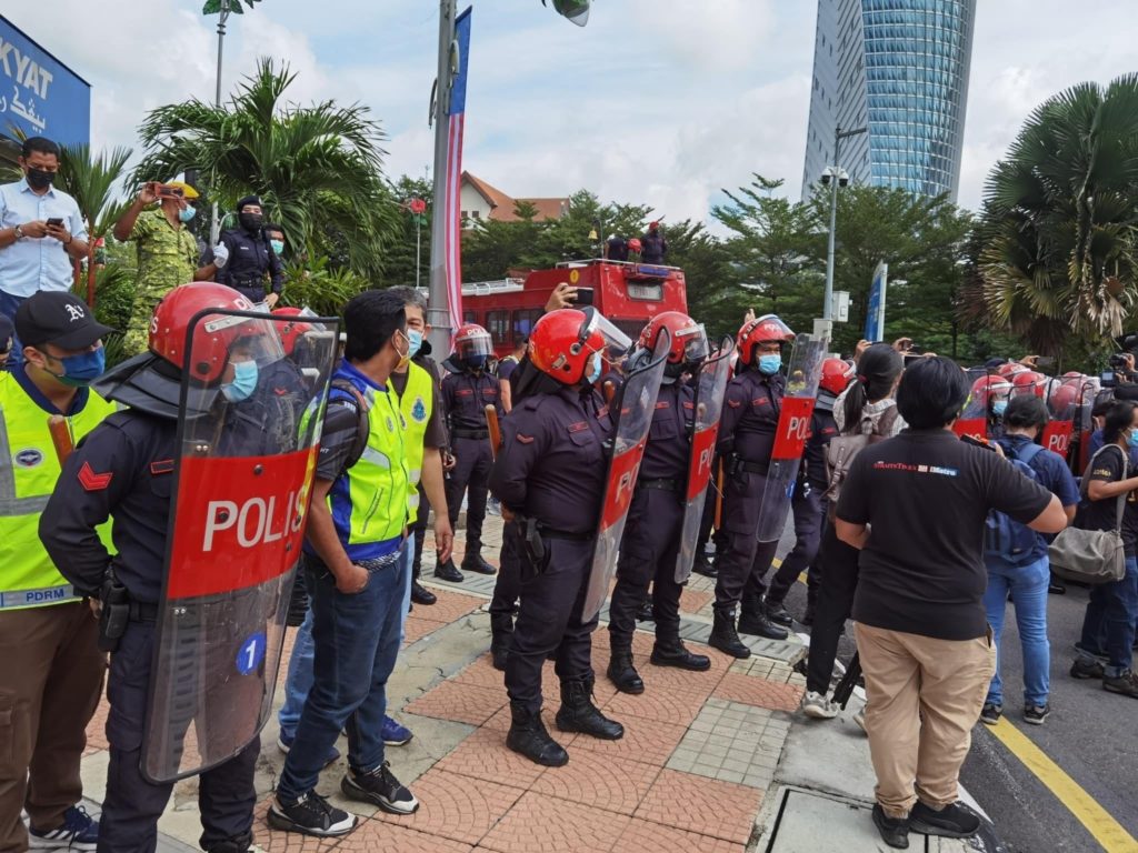 <em>Riot police on standby as Malaysian politicians protest on Aug. 2, 2021. Photo: Wong Chen/Twitter</em>