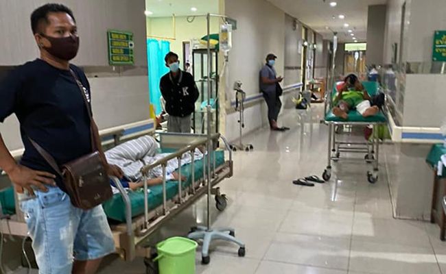 Patients have had to be treated in the hallways at Buleleng General Hospital on Aug. 1. Photo: Istimewa