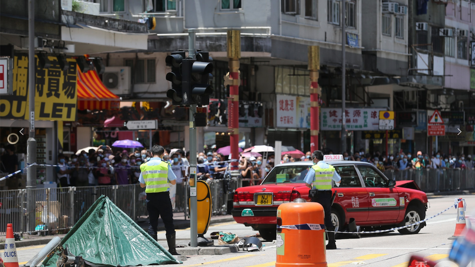 The taxi rushed a red light on Kwong Fuk Road in Tai Po. Photo: HK01