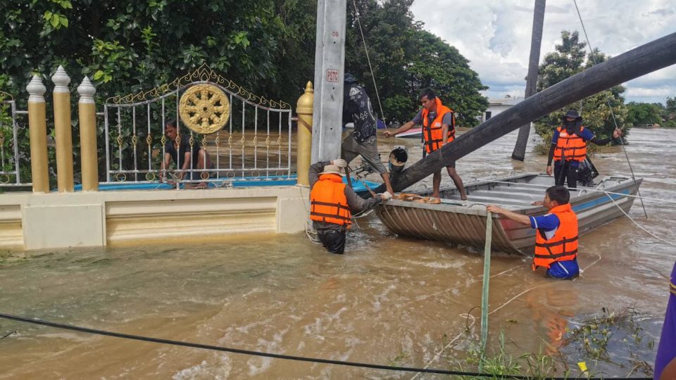 Rescue workers in Lopburi’s Chai Badan district connect water pumps. Photo: Provincial Waterworks Authority of Chai Badan, Lopburi