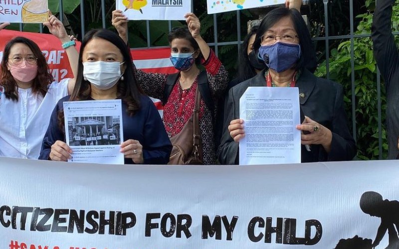 Hannah Yeoh (left) and Petaling Jaya MP Maria Chin protesting with advocates outside the Parliament building. Photo: Family Frontiers/Instagram