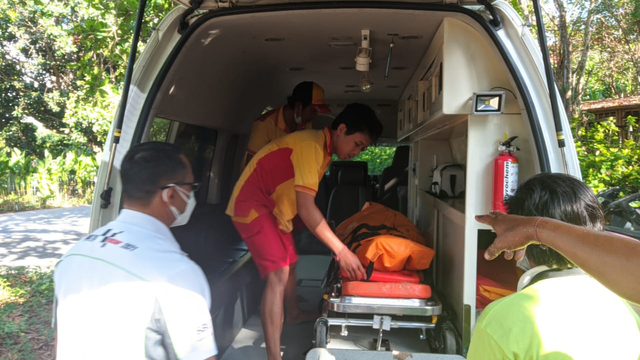 The deceased was evacuated to a local hospital after he was found. Photo: Istimewa