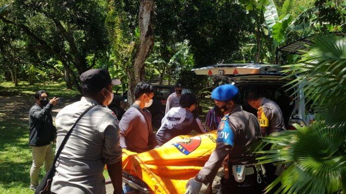 Authorities evacuating the body of the deceased on Sept. 20, 2021. Photo: Courtesy of Padangbai Sub-precinct