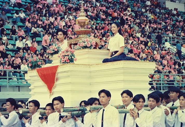 A Chulalongkorn University Phra Kiew parade held in 1999, with actress Taksaorn Paksukcharern perched atop the palanquin.