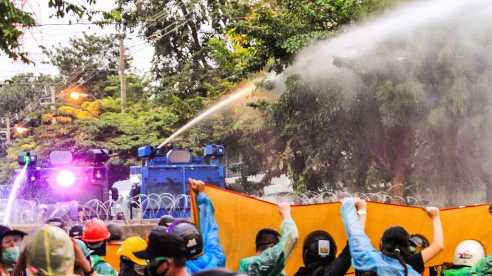 Police use water cannon trucks to spray chemical-laced water against anti-government protesters on November 17, 2020, near Kiakkai junction in Bangkok. Photo: Chayanit Itthipongmaetee / Coconuts Bangkok