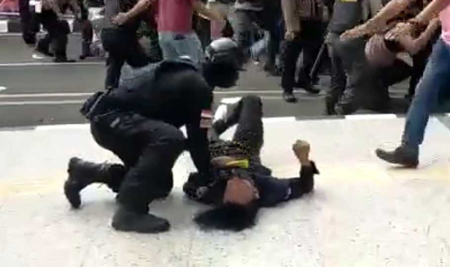 A riot police officer slammed a protester on the ground during a student protest on Oct. 13, 2021 in Tangerang Regency. Photo: Video screengrab