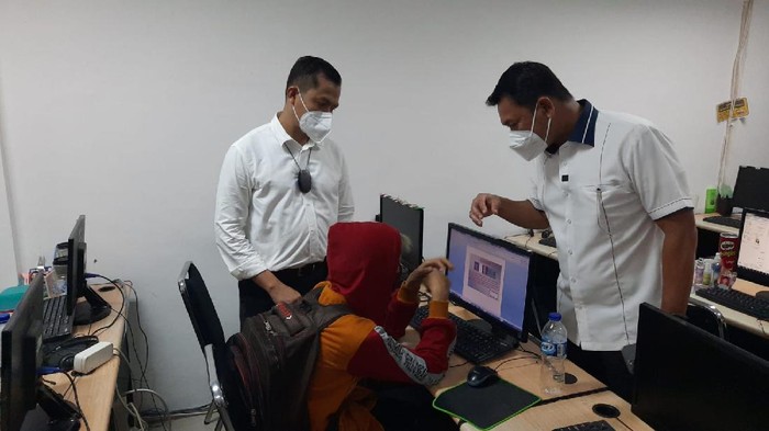 Jakarta police during an office raid of an unregistered online lender in Kelapa Gading, North Jakarta on Oct. 18, 2021. Photo: Police handout