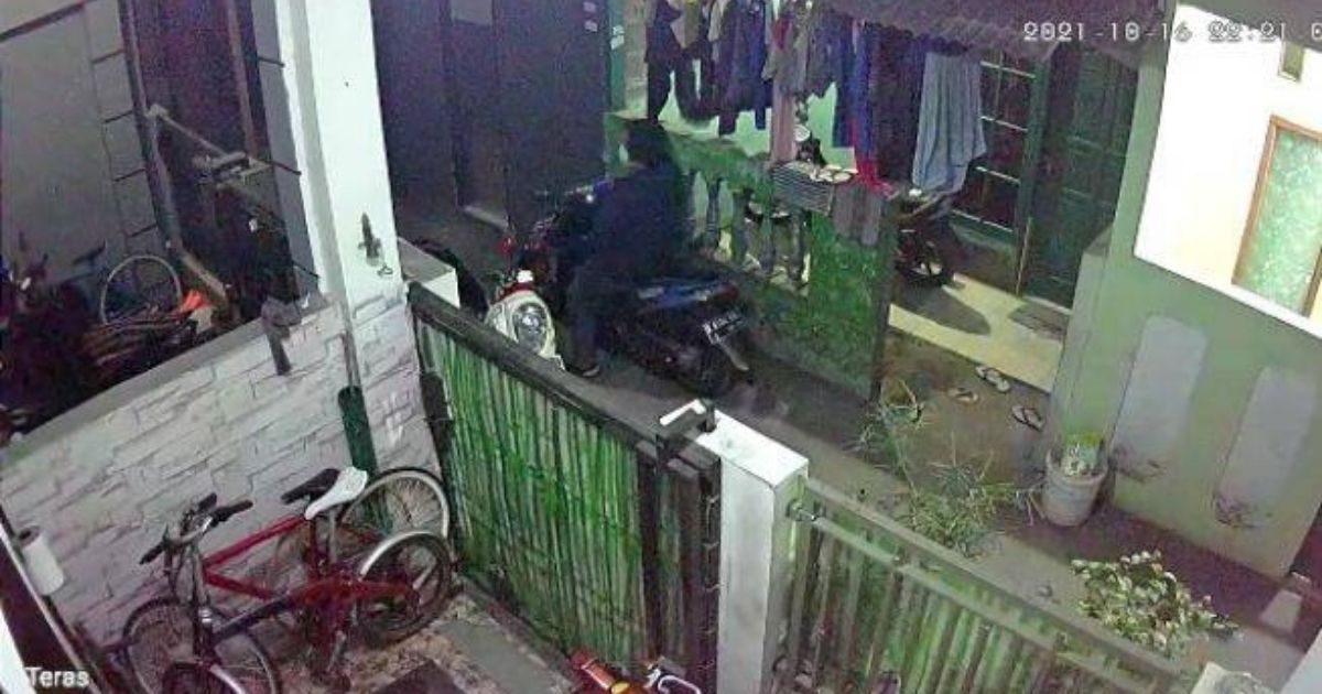 A young woman in South Jakarta recently had to deal with an alleged stalker ejaculating on her motorbike, with the disturbing incident caught on camera. Screenshot from Twitter/@ivannhidayat