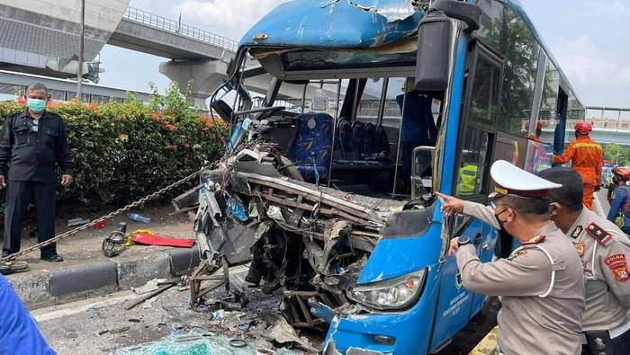 2 killed after a TransJakarta bus rear-ended another in East Jakarta on Oct. 25, 2021. Photo: Jakarta Metro Police