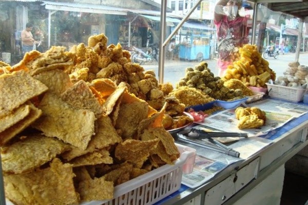 Fritters are a common street snack in Indonesia. Photo: Istimewa