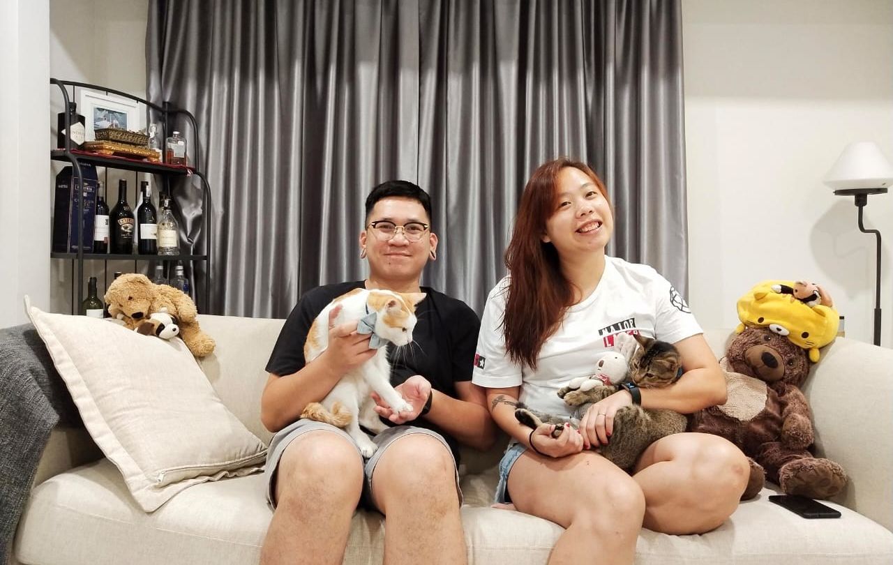 Yee Lisan and husband Roy Ferdinand with their two cats in 2018. Photo: Yee Lisan
