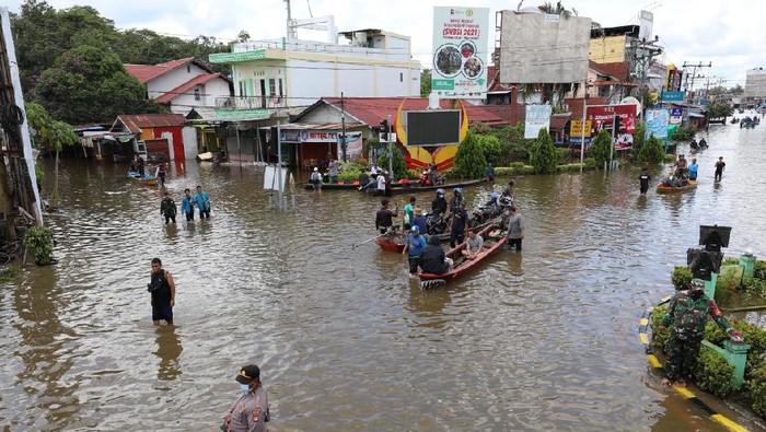 A flooded street in Sintang regency on Nov. 9, 2021. Photo: Istimewa