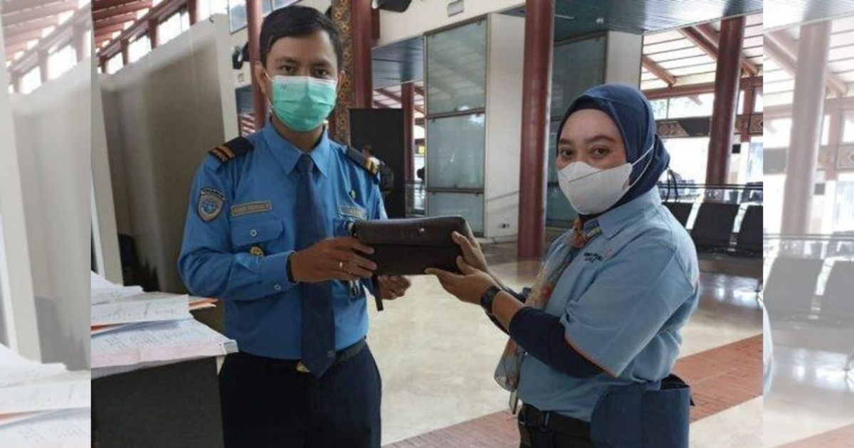 Halimah (R), a cleaning staff at the Soekarno-Hatta International Airport, has won the hearts of people across the country, after she helped return a handbag containing a loaded check to its rightful owner. Photo: Istimewa