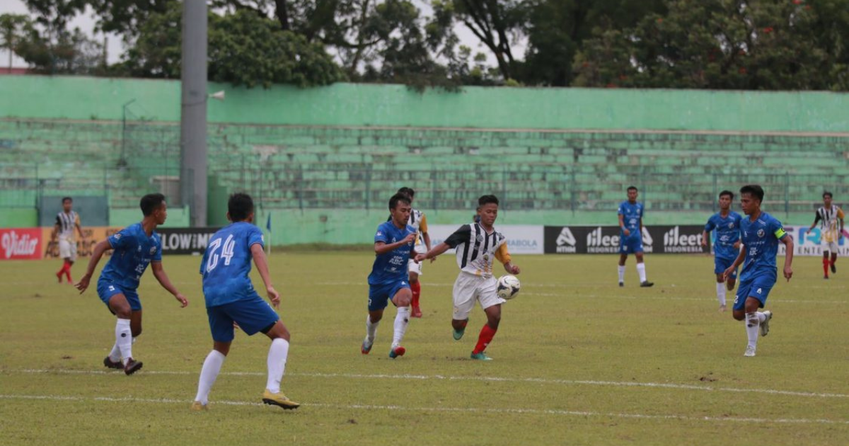 A soccer match between Gresik Putra Paranane against NZR Sumbersari (in blue jersey) at Gajayana Stadium in Malang on Nov. 12, 2021. Photo: Asprov PSSI Jatim