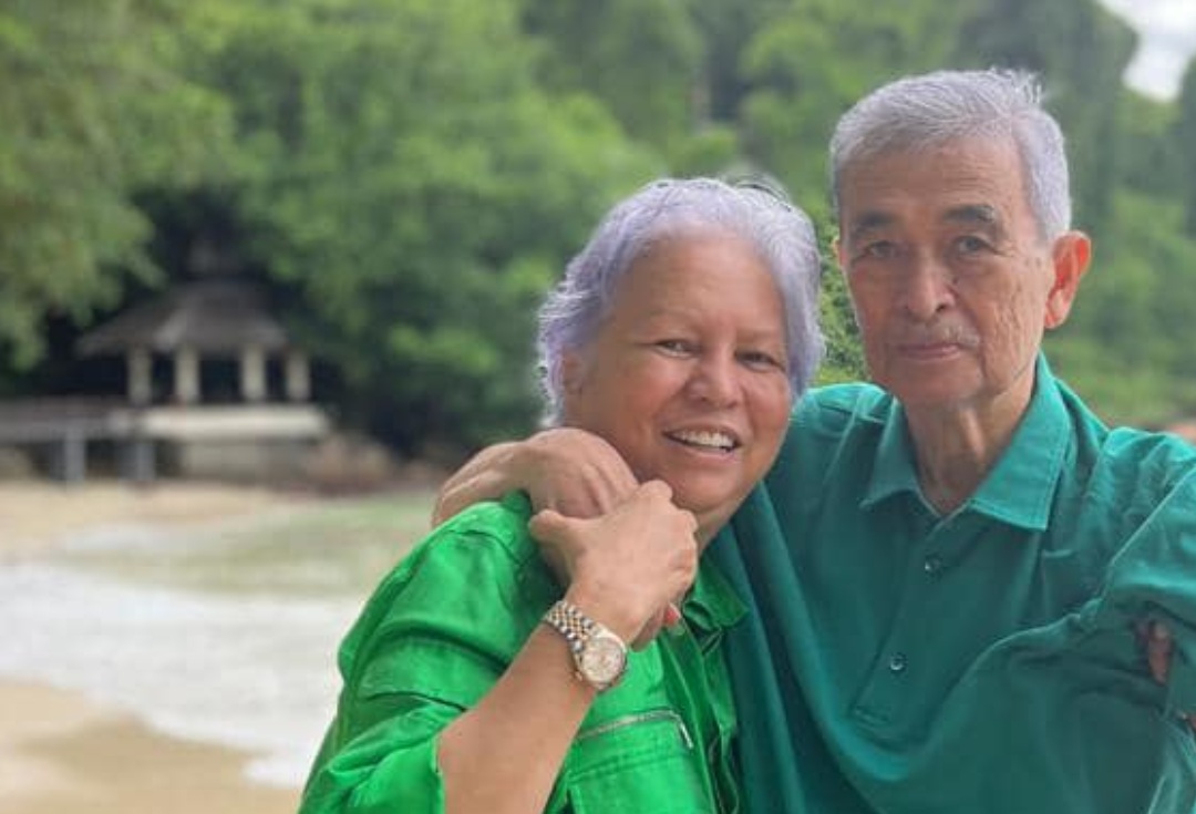 Abdullah Ahmad Badawi and his wife Jeanne Abdullah were said to be on a lovely vacation somewhere in Malaysia. Photo: Izad Raya/Facebook 
