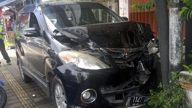 The suspect’s black Toyota Avanza totaled after running over three men on the sidewalk. Photo: Tabanan Police