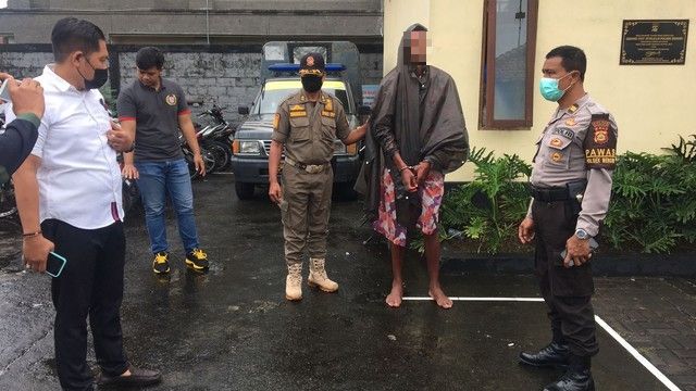 Local authorities say that the Dutch man, second from right, might be suffering from depression after he ran out of money. Photo: Istimewa 