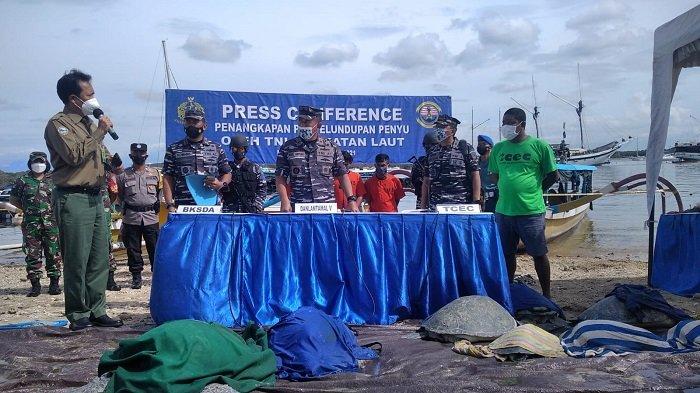 The Indonesian Navy holding a press conference announcing their rescue of 32 sea turtles in Bali. Photo: Indonesian Navy