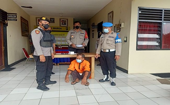 Police with the phone theft suspect. Photo: Istimewa