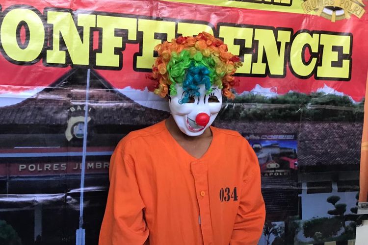 A clown in Bali arrested for the violent robbery of a fruit seller in Jembrana. Photo: Jembrana Police