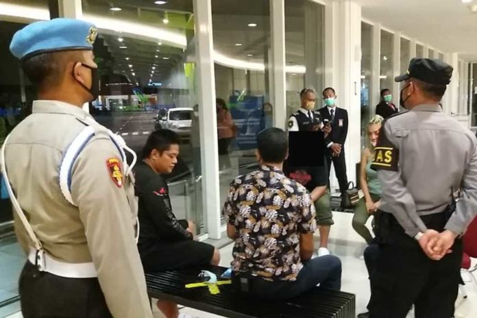 Police and aviation security speaking with a Jordanian passenger who assaulted officers after missing his flight at Ngurah Rai Airport. Photo: Istimewa