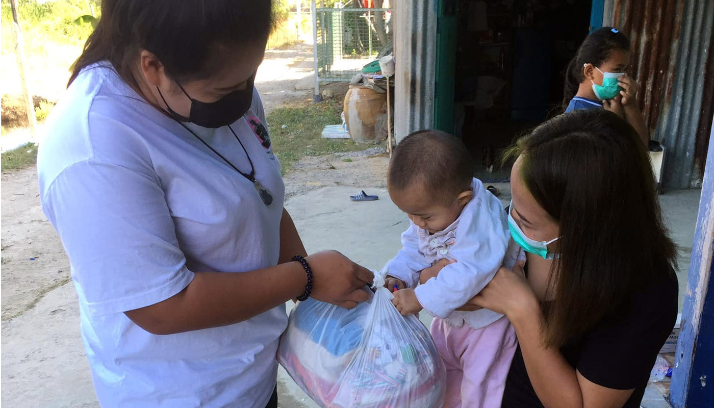 A well-wisher donates clothes for the abandoned baby Tuesday in Nonthaburi province. Photo: Summuna Ajhan / Facebook