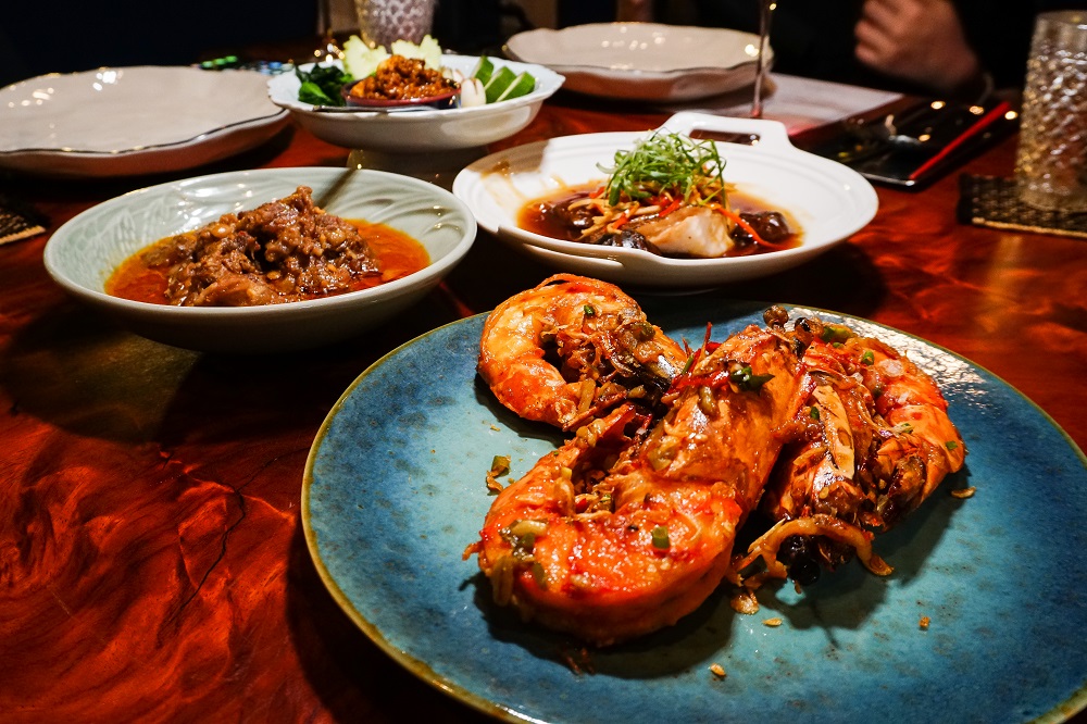 Stir-fried sea prawn with chili and lime. Photo: Chayanit Itthipongmaetee / Coconuts Bangkok