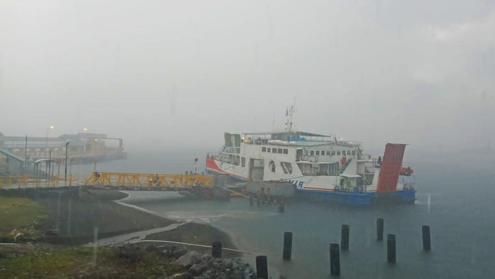 A ferry docked at Banyuwangi’s Ketapang Port due to bad weather. Photo: Istimewa