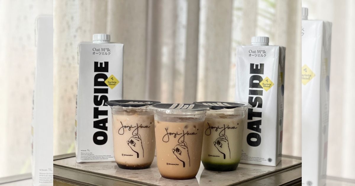 Es kopi chain Janji Jiwa and Singaporean oat milk brand Oatside have teamed up for a line of vegan drinks comprising (L-R) Earl Grey Oat Latte, Aren Oat Latte, and Matcha Oat Latte. Photo: Nadia Vetta Hamid for Coconuts Media